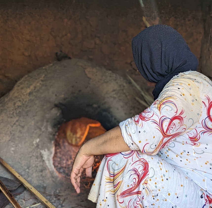 to do in ouarzazate ash bread local woman